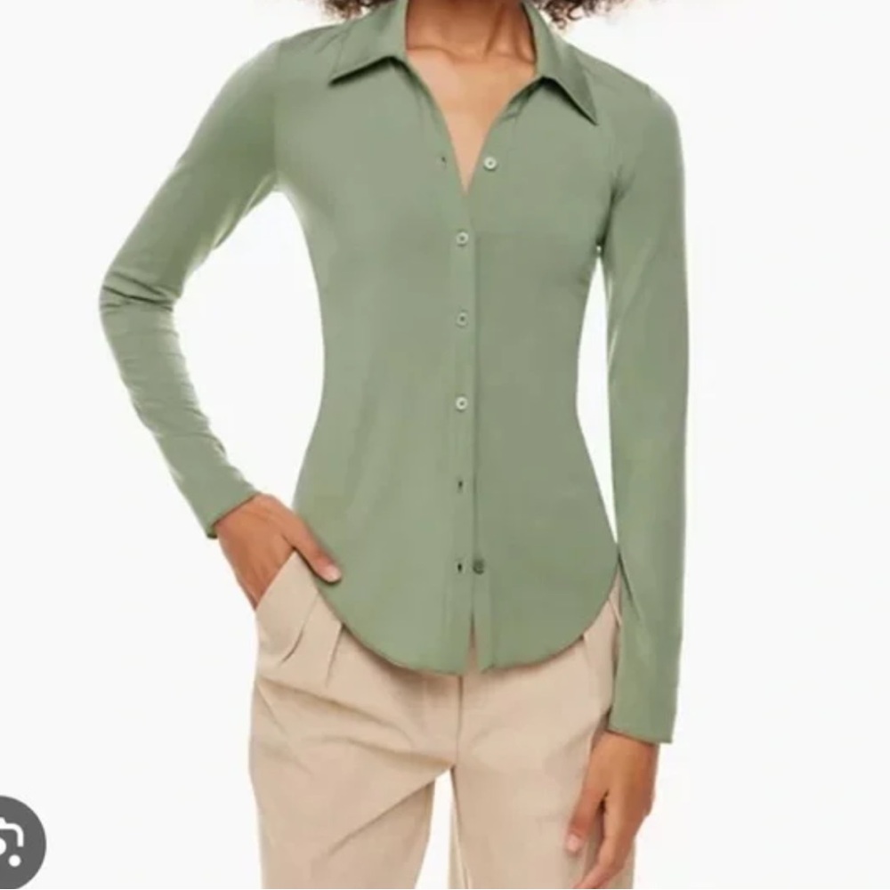 Aritzia Wilfred size L sage green button down long sleeve pose long sleeve